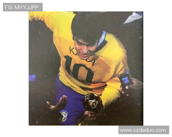 足球明星帅哥展现完美腹肌魅力瞬间尽显运动风采与健康生活方式