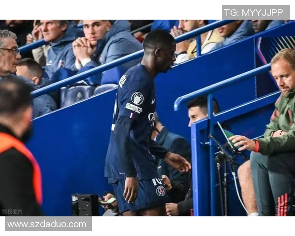 实拍足球明星日常走路瞬间展现真实生活状态与独特魅力 实拍足球明星日常走路瞬间展现真实生活状态与独特魅力